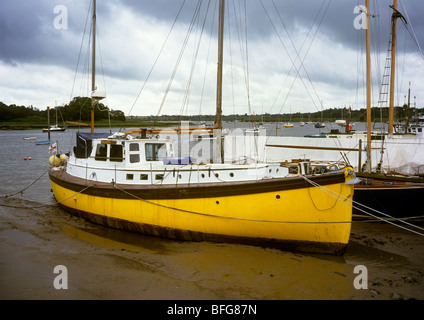 Regno Unito, Inghilterra, Suffolk, Woodbridge Quay, barche ormeggiate a bassa marea Foto Stock