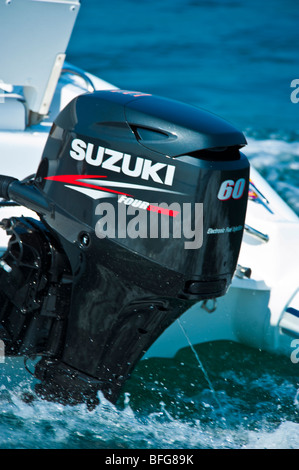 Nuovo modello 2009 di Suzuki DF 60 motore fuoribordo su power boat sullo specchio di poppa Foto Stock