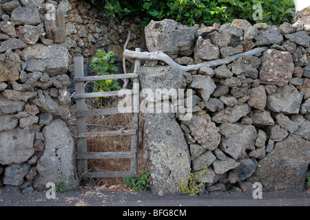 Un gateway di rustico e in pietra a secco sulla parete di El Hierro Isole Canarie Spagna Foto Stock