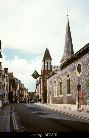 Regno Unito, Inghilterra, East Sussex, Lewes, High Street, St Michael's chiesa storica e la guglia Foto Stock