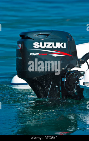 Nuovo modello 2009 di Suzuki DF 60 motore fuoribordo su power boat sullo specchio di poppa Foto Stock