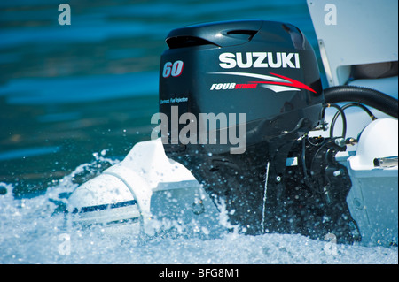 Nuovo modello 2009 di Suzuki DF 60 motore fuoribordo su power boat sullo specchio di poppa Foto Stock