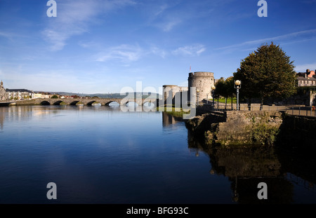 Il XIII secolo Thormond Bridge e il re Giovanni il Castello, Fiume Shannon, città di Limerick, Irlanda Foto Stock