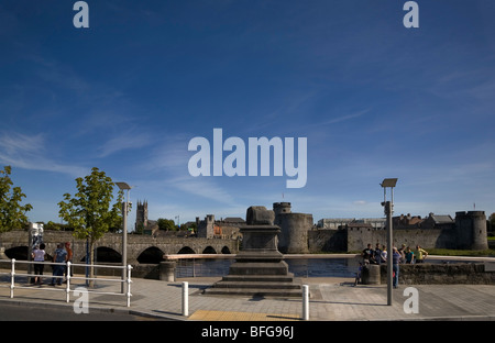 Il trattato di pietra, con il XIII secolo il re Giovanni il castello e il fiume Shannon, città di Limerick, Irlanda Foto Stock