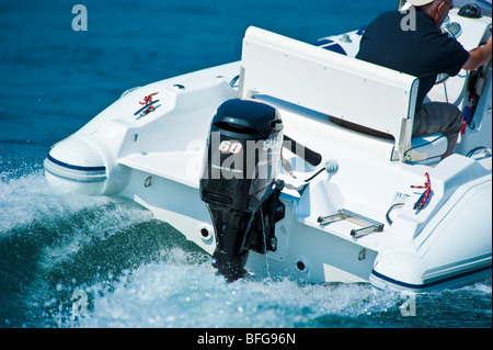 Nuovo modello 2009 di Suzuki DF 60 motore fuoribordo su power boat sullo specchio di poppa Foto Stock