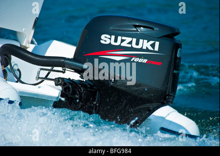 Nuovo modello 2009 di Suzuki DF 60 motore fuoribordo su power boat sullo specchio di poppa Foto Stock