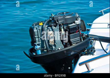 Nuovo modello 2009 di Suzuki DF 60 motore fuoribordo senza coperchio su power boat sullo specchio di poppa Foto Stock