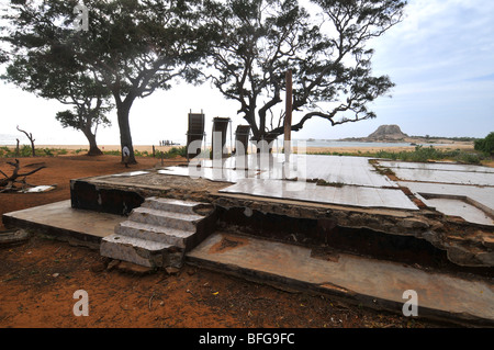 Il restante delle fondazioni di edifici, causata dallo tsunami, dalla spiaggia a Yala National Park nello Sri Lanka Foto Stock