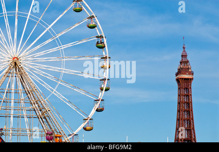 La grande ruota su Central Pier e dalla Torre di Blackpool Foto Stock
