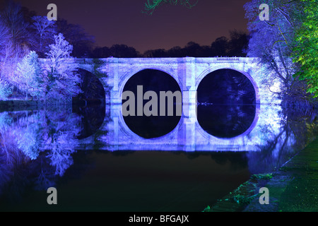 Ponte Prebends Durham, illuminata per il Festival della luce nel novembre 2009, Inghilterra, Regno Unito Foto Stock