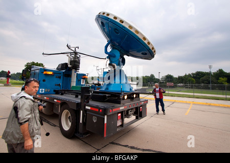 Progetto Vortex 2 partecipanti stare accanto a un radar doppler carrello parcheggiato nella parte orientale del Nebraska, USA, 7 giugno 2009. Foto Stock