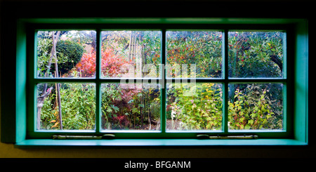 Finestra bianca di The Boathouse sala da tè visto dal di dentro al sacerdote la Casa Museo Giardini a Wimborne, Dorset Foto Stock