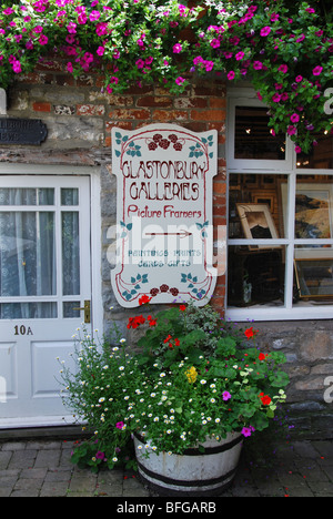 Segno colorato nel centro della città di Glastonbury Somerset Inghilterra Foto Stock