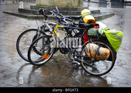 Le biciclette parcheggiate sul mercato di Glastonbury luogo Somerset Inghilterra Foto Stock