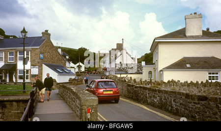 Regno Unito, West Wales, Pembrokeshire, Little Haven, stretta strada attraverso village Foto Stock