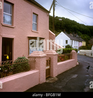 Regno Unito, West Wales, Pembrokeshire, Solva Villaggio verniciato color pastello case vacanza sul giorno di pioggia Foto Stock