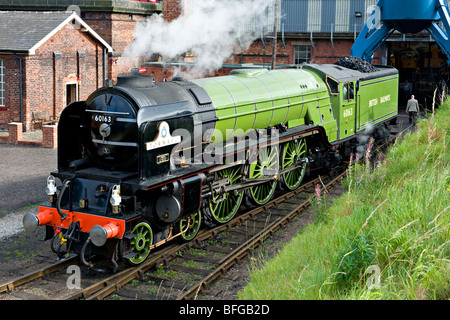 Nuova locomotiva a vapore 60163 'Tornado' locomotive a Barrow Hill Roundhouse, Chesterfield, Regno Unito. Foto Stock