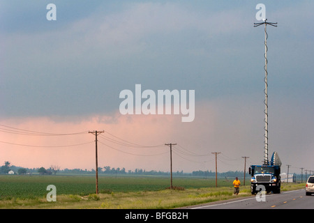 Un radar doppler carrello parcheggiato a fianco della strada nel nord-ovest del Missouri, USA, 7 giugno 2009. Foto Stock