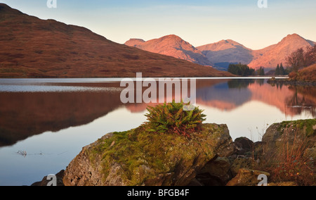 Una vista da loch Arklet catturare luce del mattino sulle montagne sulla sponda occidentale del Loch Lomond Foto Stock