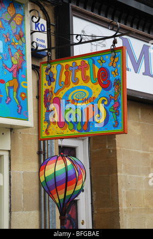 Segno colorato nel centro della città di Glastonbury Somerset Inghilterra Foto Stock