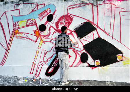 Parigi, Francia, Street Art Scene, Young Male Teen Rear, Street Graffer, Painting Wall with Spray Painting, Graffiti Foto Stock