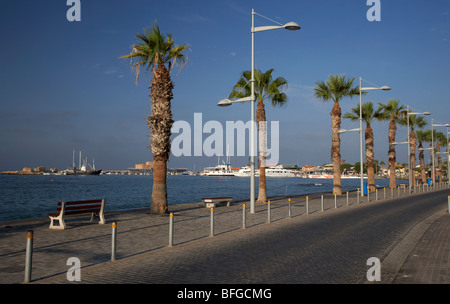 Kato Paphos lungomare che conduce al porto di La Repubblica di Cipro in Europa Foto Stock