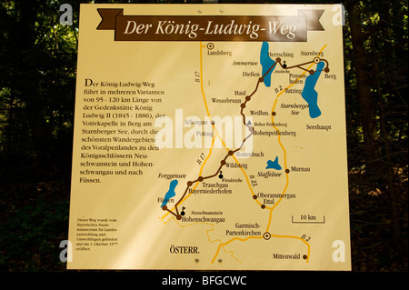 La Baviera, Germania lungo il Re Ludwig modo o "Koenig Ludwig il segno o contorni della mappa il percorso che il Sentiero segue. Foto Stock