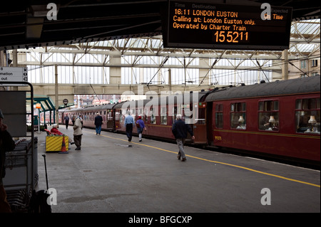 Una carta speciale per il treno a Carlisle stazione ferroviaria, UK. Foto Stock