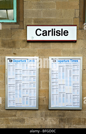 Schede di partenza a Carlisle stazione ferroviaria, REGNO UNITO Foto Stock