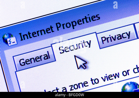 Screenshot di macro di sicurezza di Internet nella scheda impostazioni e i tasti cursore / freccia sullo schermo di un computer. Foto Stock