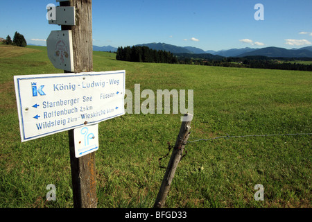 Modo-mark signpost in Baviera, Germania lungo il Re Ludwig modo. Il 75 miglio itinerario escursionistico inizia a Starnberg e termina a Fussen Foto Stock