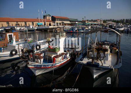 Piccolo locale greco-cipriota barche da pesca con costose imbarcazioni da diporto in Kato Paphos porto repubblica di Cipro in Europa Foto Stock