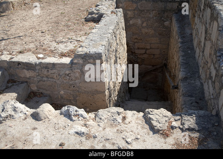 Passi verso il basso per ingresso di Agia Solomoni catacomba cristiana paphos repubblica di Cipro in Europa Foto Stock