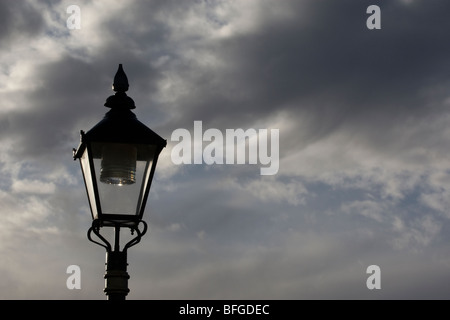 Una sola strada vittoriana lampada con lo sfondo del cielo Foto Stock