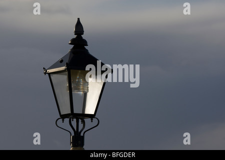 Una sola strada vittoriana lampada con lo sfondo del cielo Foto Stock