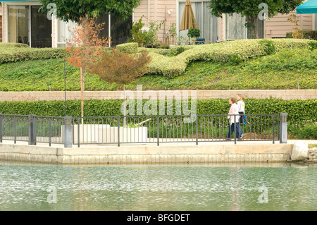 Donne che camminano Nord Lago situato in un esclusivo comunità residenziali a Irvine, CA. Foto Stock