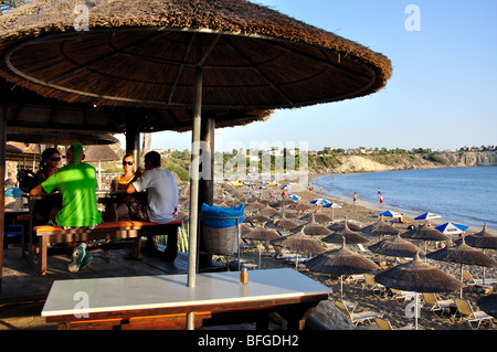 Vista della spiaggia, Coral Bay, Pafos, Distretto di Paphos, Cipro Foto Stock