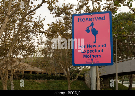 Spazio parcheggio riservato per le donne incinte e le madri di nuovo. Foto Stock