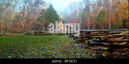 Una nebbiosa mattina autunnale presso la John Oliver's cabin costruito nel 1826 si trova in Cades Cove, Great Smoky National Park Foto Stock