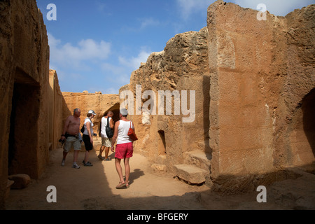 I turisti nella tomba tolemaica nelle tombe dei re sito patrimonio mondiale paphos repubblica di Cipro in Europa Foto Stock