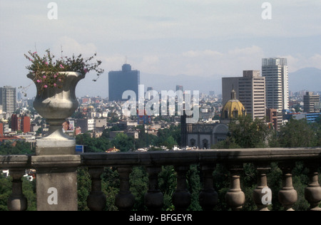 Vista di Città del Messico skyline da Il Castello di Chapultepec o Castillo de Chapultepec a Città del Messico. . Foto Stock