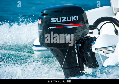 Nuovo modello 2009 di Suzuki DF 60 motore fuoribordo su power boat sullo specchio di poppa Foto Stock