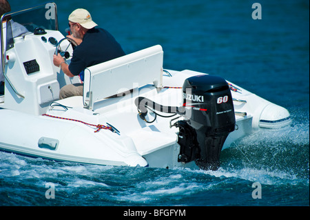 Nuovo modello 2009 di Suzuki DF 60 motore fuoribordo su power boat sullo specchio di poppa Foto Stock