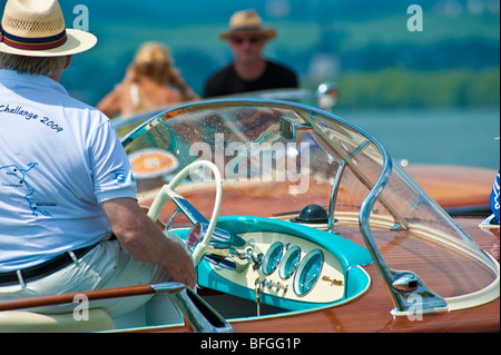 Il cockpit con lo sterzo di potenza classica barca Riva Junior con uomo Foto Stock