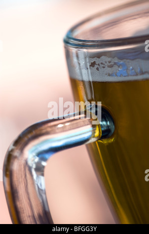 Intenzionalmente sfocate pinta di birra Foto Stock