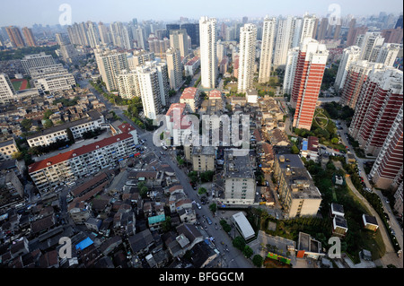 Nuovi appartamenti e case antiche nel quartiere di Hong kou, Shanghai, Cina. 08-ott-2009 Foto Stock