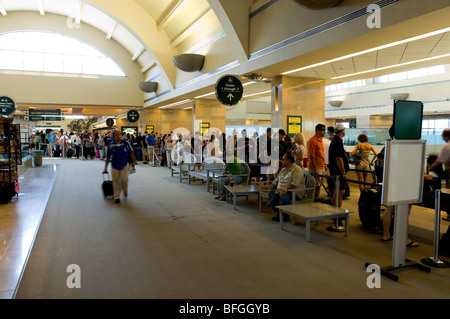 I viaggiatori di aria attendere a lungo linee di sicurezza all'Aeroporto John Wayne della Orange County. Foto Stock