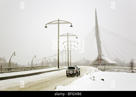Jeep guidare oltre l'Esplanade Riel Bridge, Winnipeg, Manitoba, Canada Foto Stock