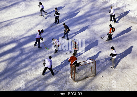 Riproduzione di pond hockey sul fiume Assiniboine, a forche, Winnipeg, Manitoba, Canada Foto Stock