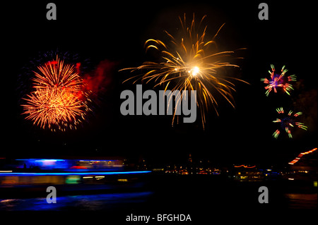 Navi da crociera sul fiume Reno l'arresto per i fuochi d'artificio Rhein in Flammen vicino a Bingen, Germania Foto Stock